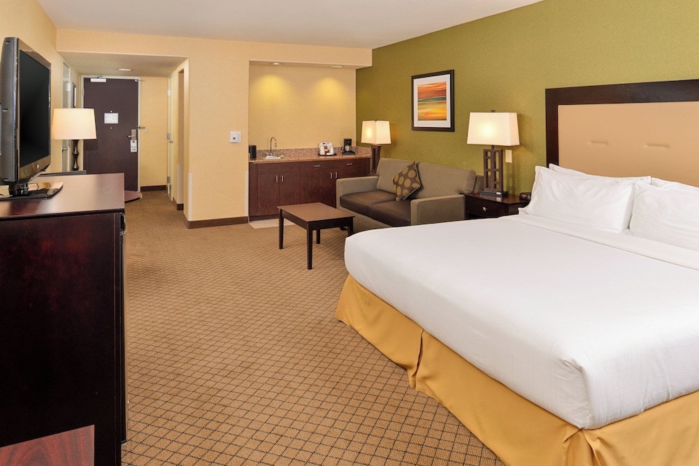 Suite, King Bed, Sofa, Accessible