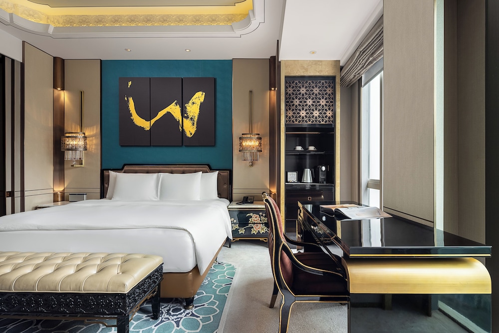 DELUXE, KING BED