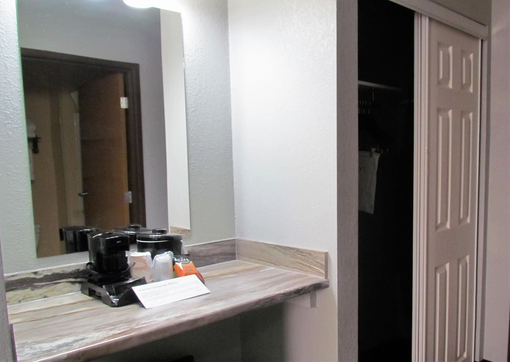 Oak Hill Inn and Suites 54/62