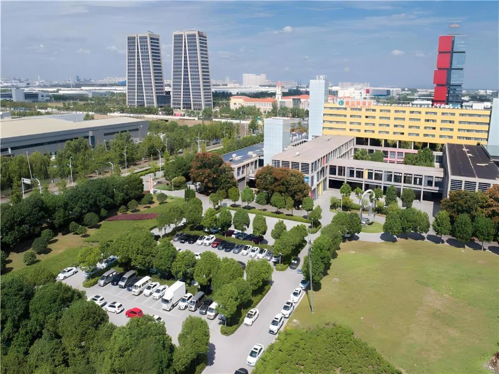 Vienna Hotel (Suzhou Fashion stage Yangcheng Lake store) 40/46