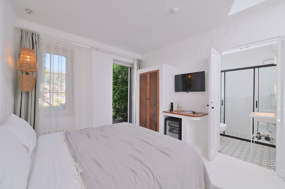 ROOM, QUEEN BED