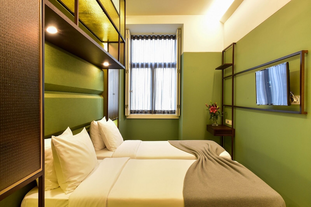 ROOM, TWIN BEDS
