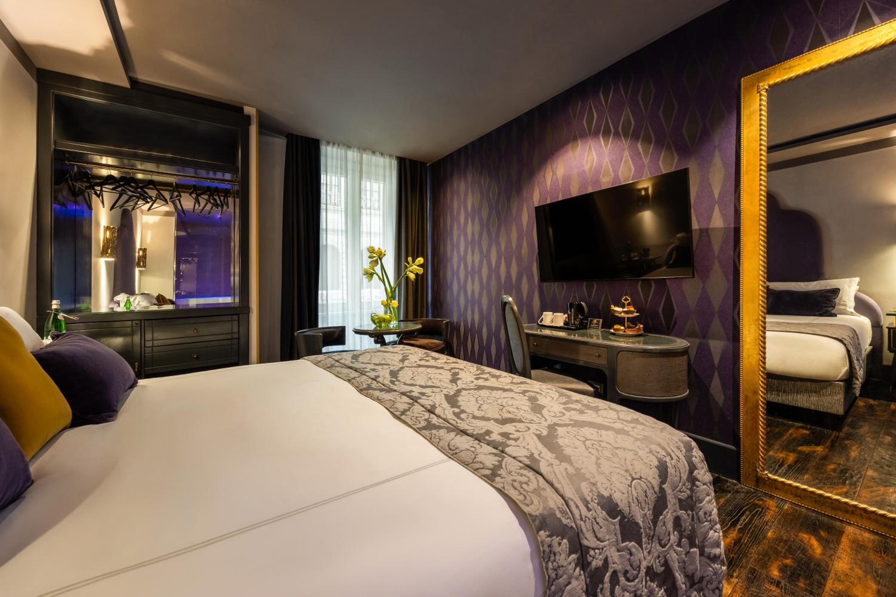 DELUXE, DOUBLE OR TWIN BED