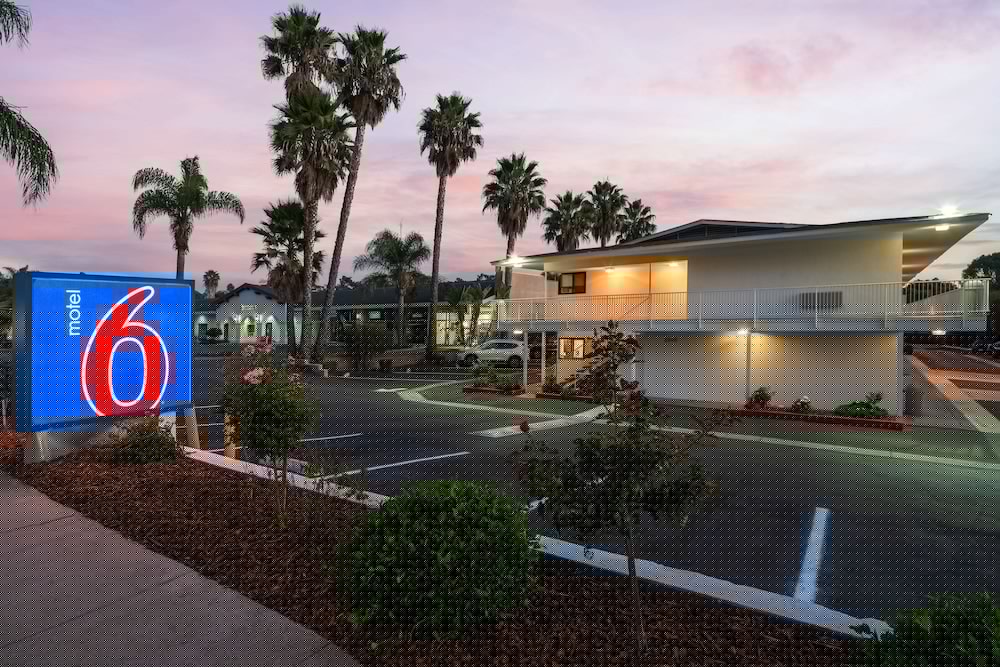 Motel6 Santa Barbara, CA - State Street 12/54