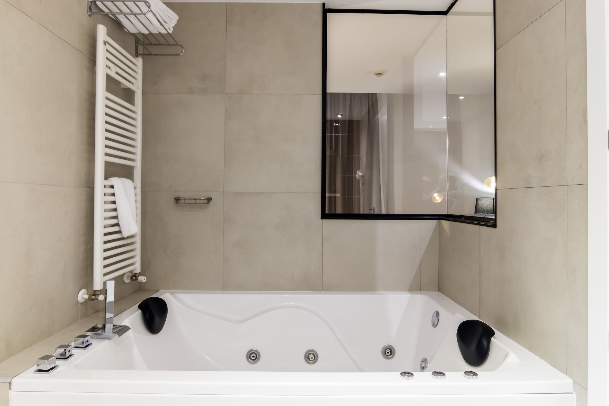Design, Suite, Queen Bed, Sofa, Jetted Tub، Hotel Roc Meler 3/5