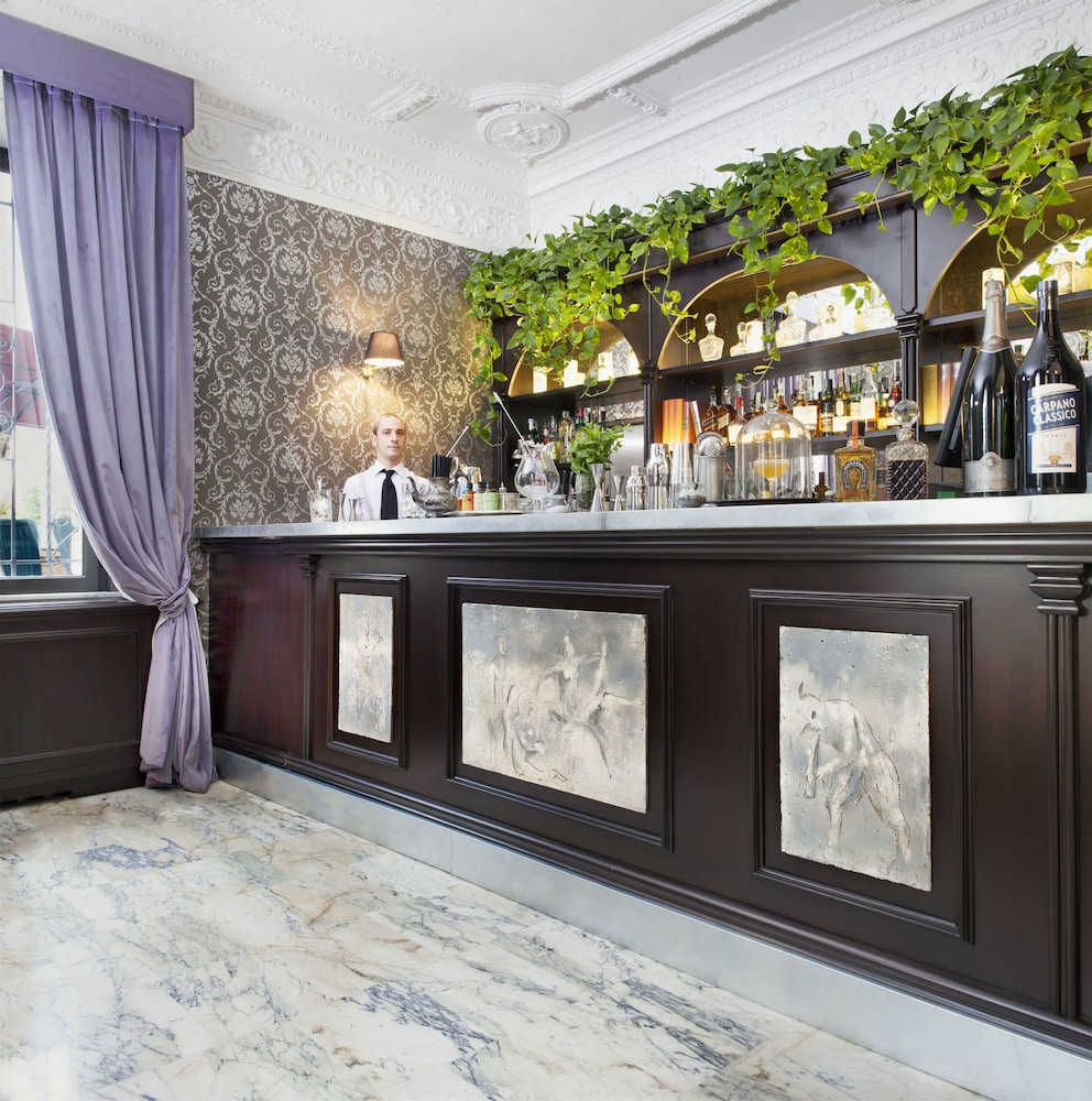 THE CORNER TOWNHOUSE 5/50