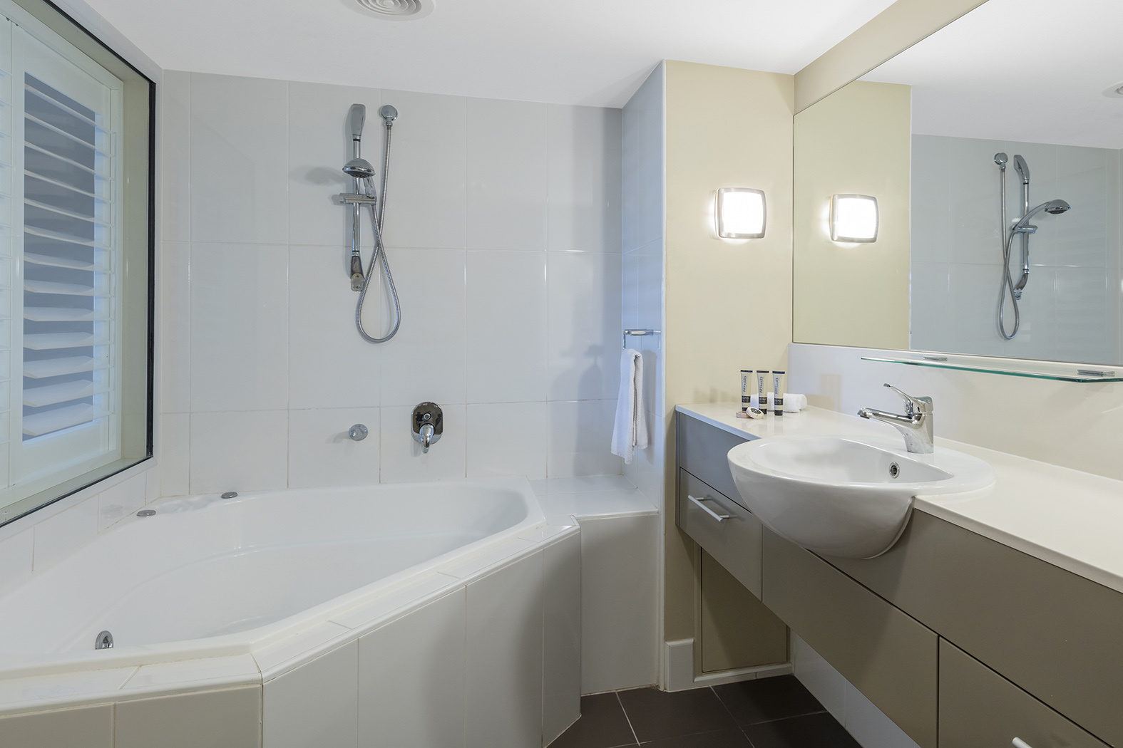 غرفة بإطلالة على البحر بغرفة نوم واحدة، Oaks Hervey Bay Resort and Spa 2/2