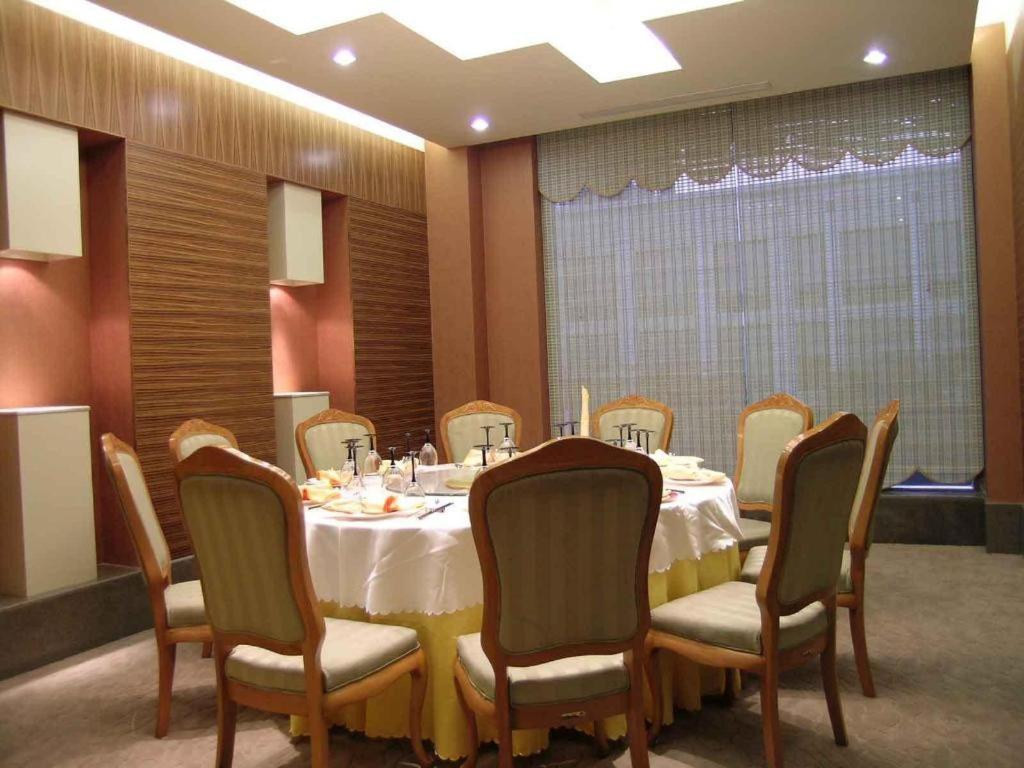 Zhangjiagang Guomao Hotel 32/42