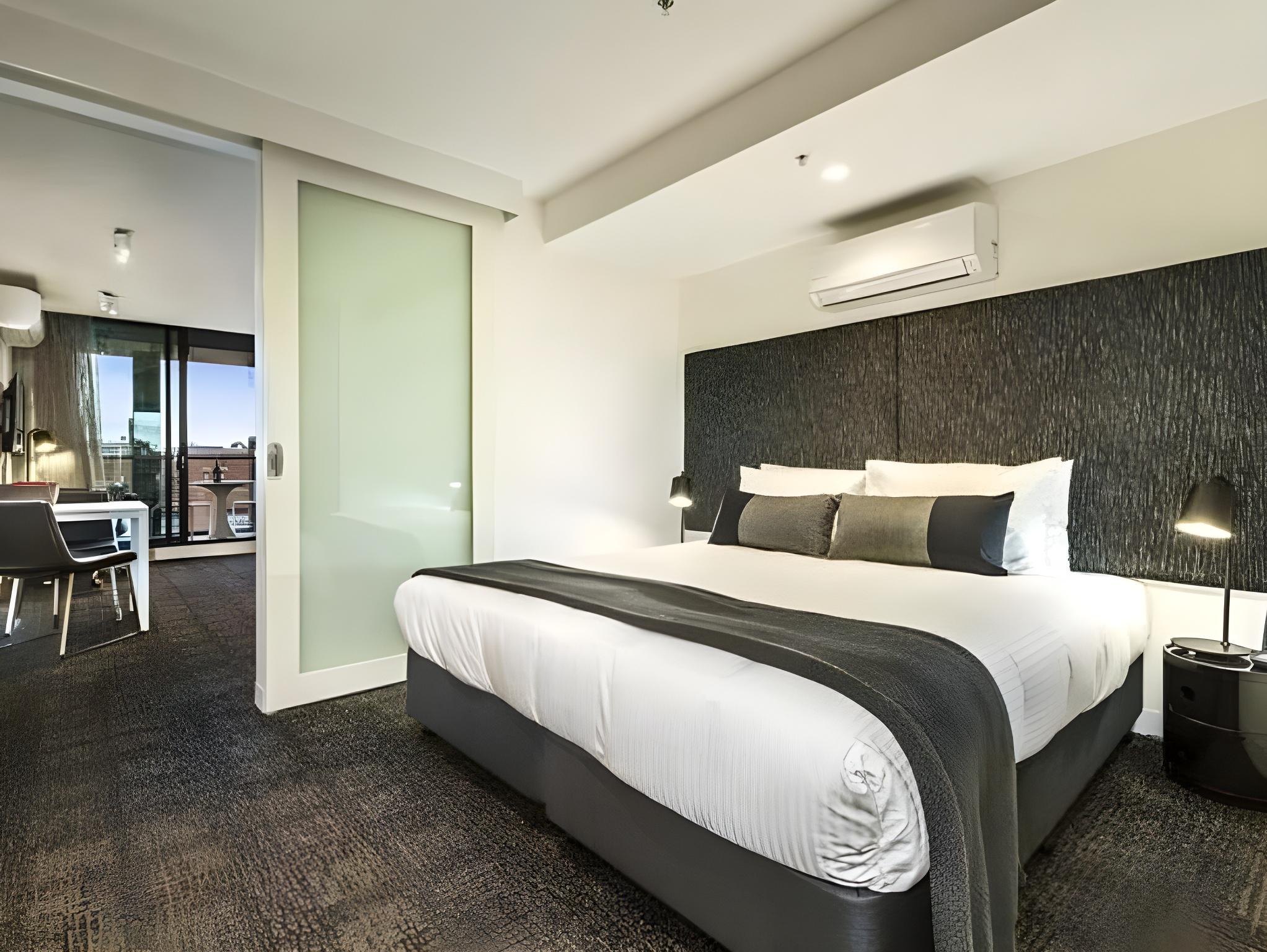 Studio, King Bed