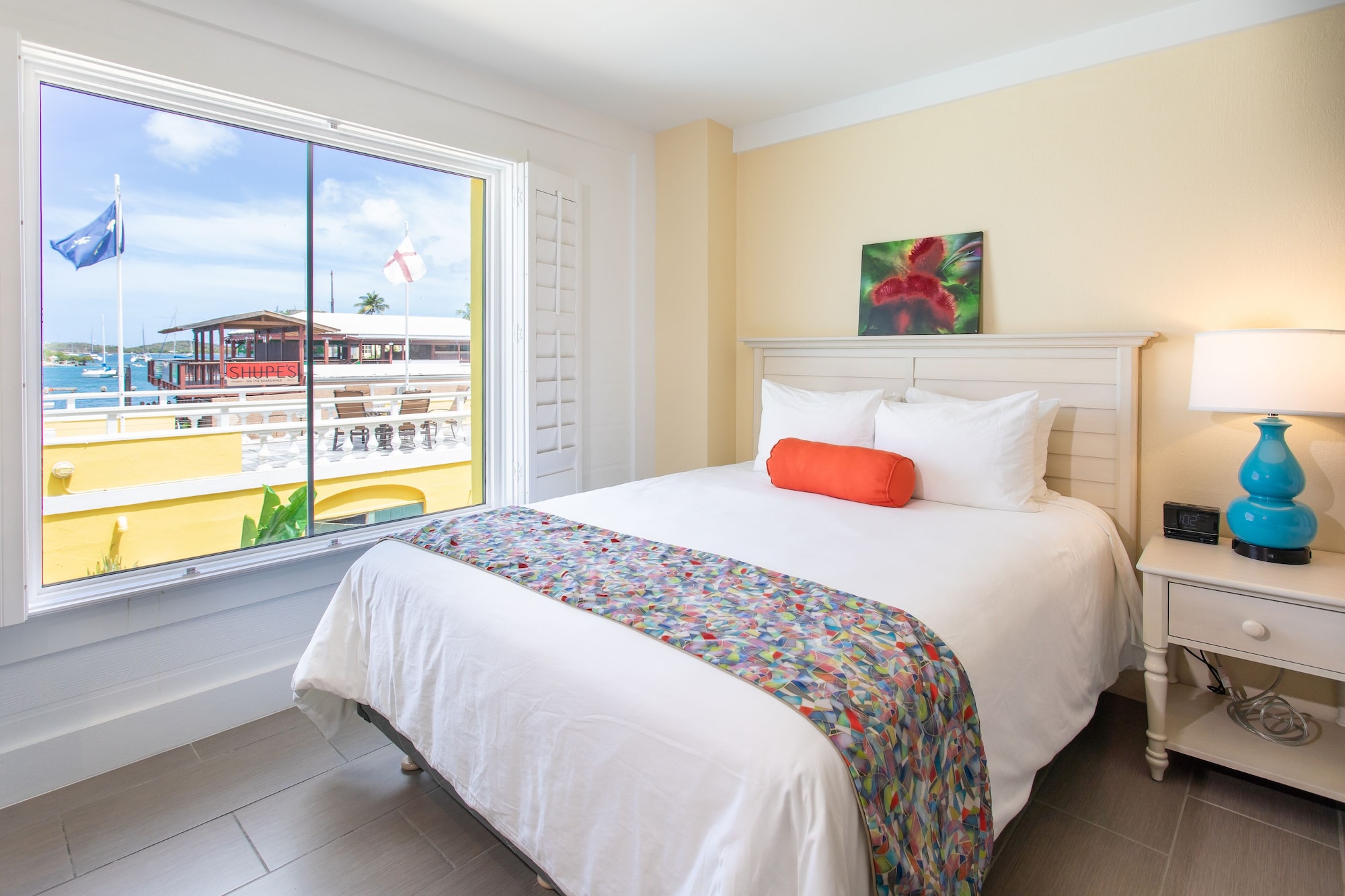 غرفة سوبيريور بسريرين كوين بإطلالة على المرفأ