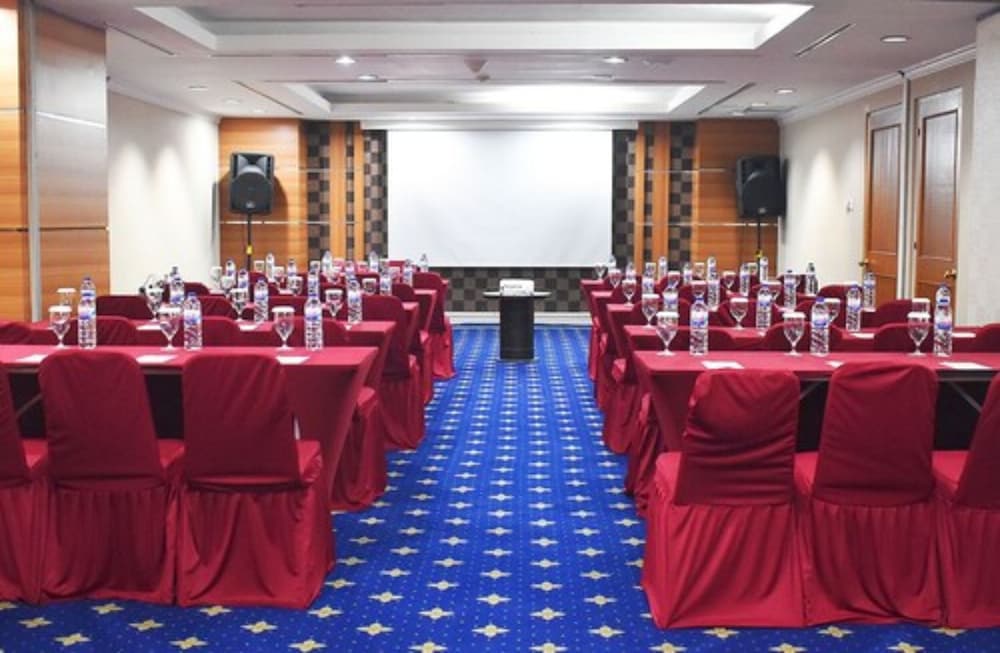Surabaya Suites Hotel Powered by Archipelago 62/66