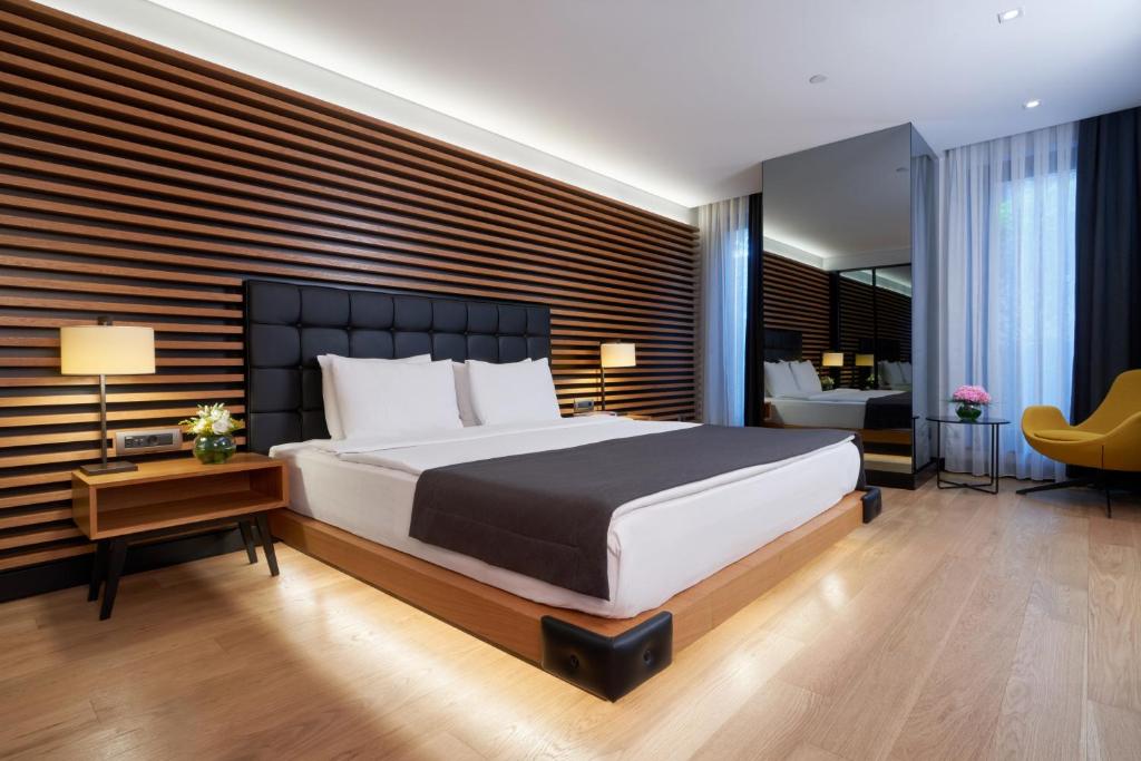 Deluxe French Room