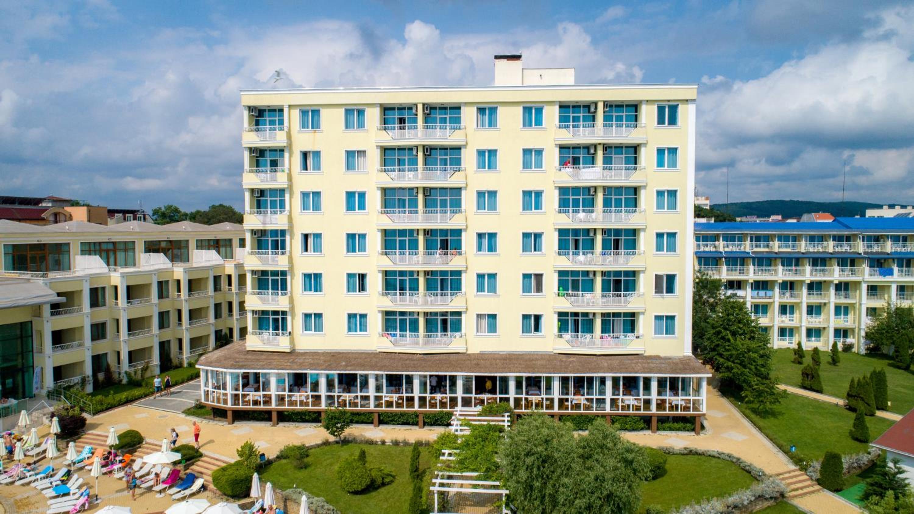 Perla Beach Hotel III 3/50