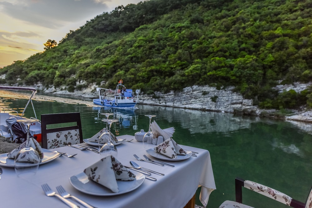 Hill River Hotel 32/44
