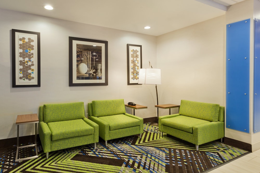 Holiday Inn Express & Suites Fayetteville 35/62