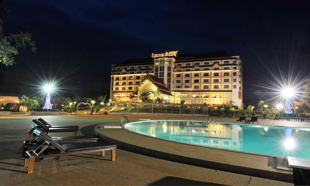 Arawan Riverside Hotel 2/65