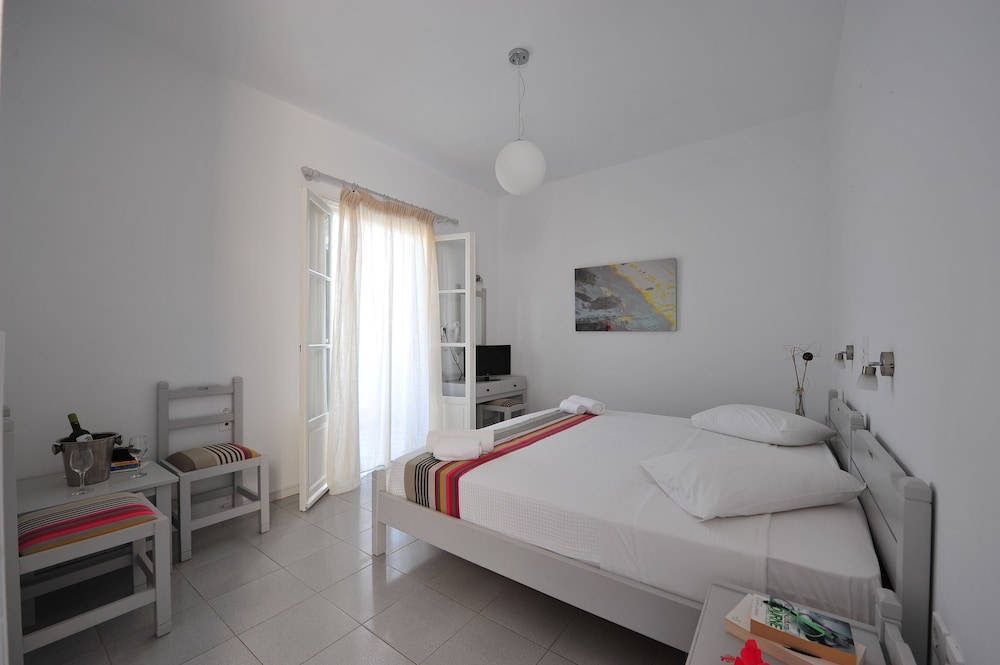 Akrotiri Hotel 14/68
