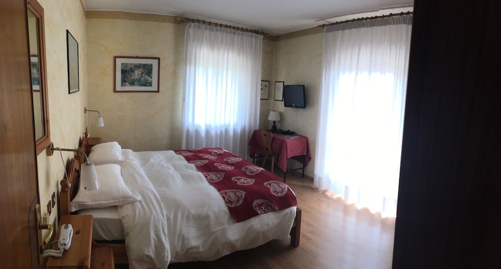 ROOM, QUADRUPLE