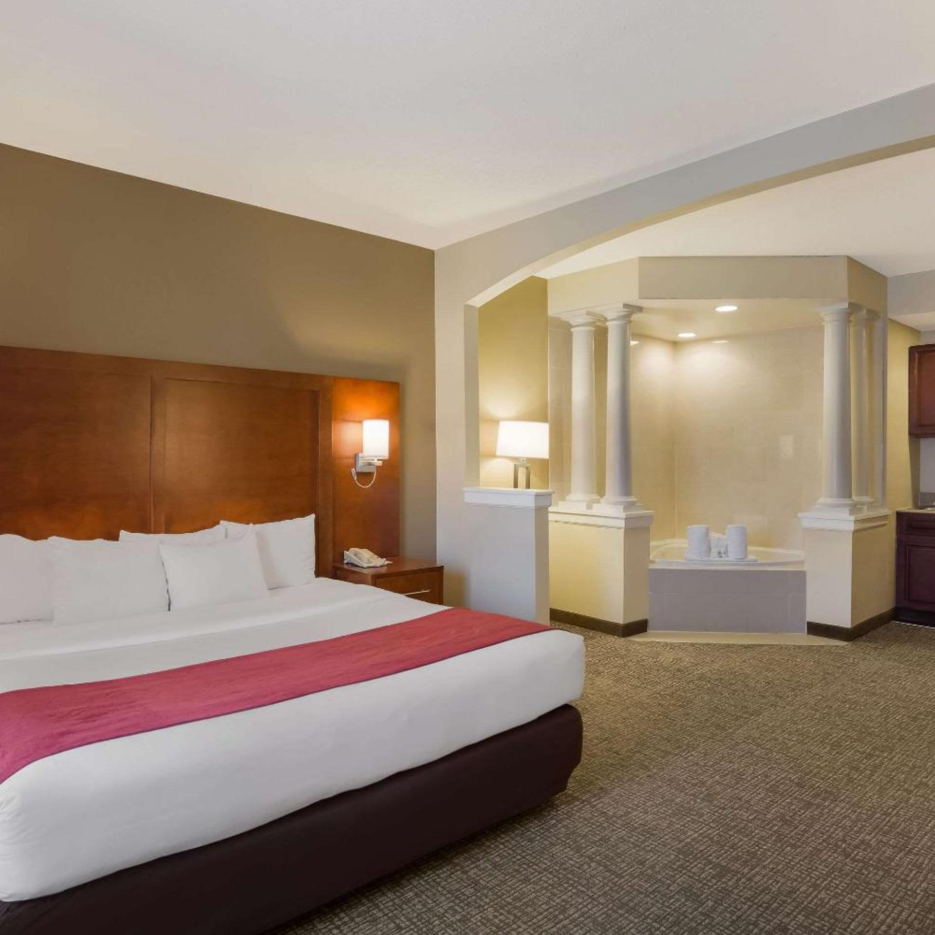 جناح بسرير كينج بجاكوزي، Comfort Suites Near University 3/10