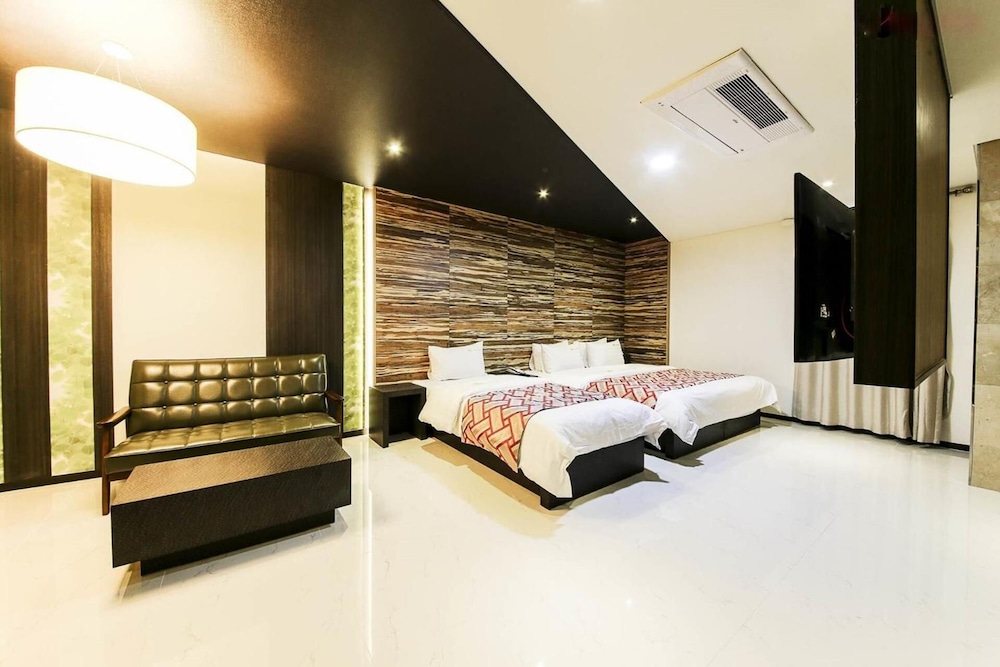 Elga Hotel 12/67