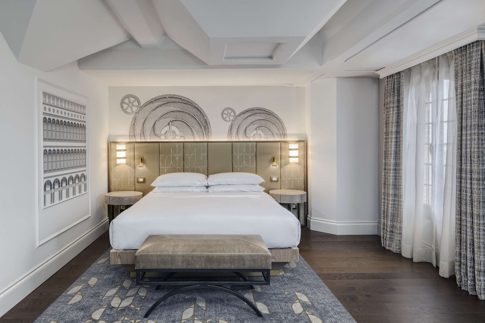 DELUXE, KING BED