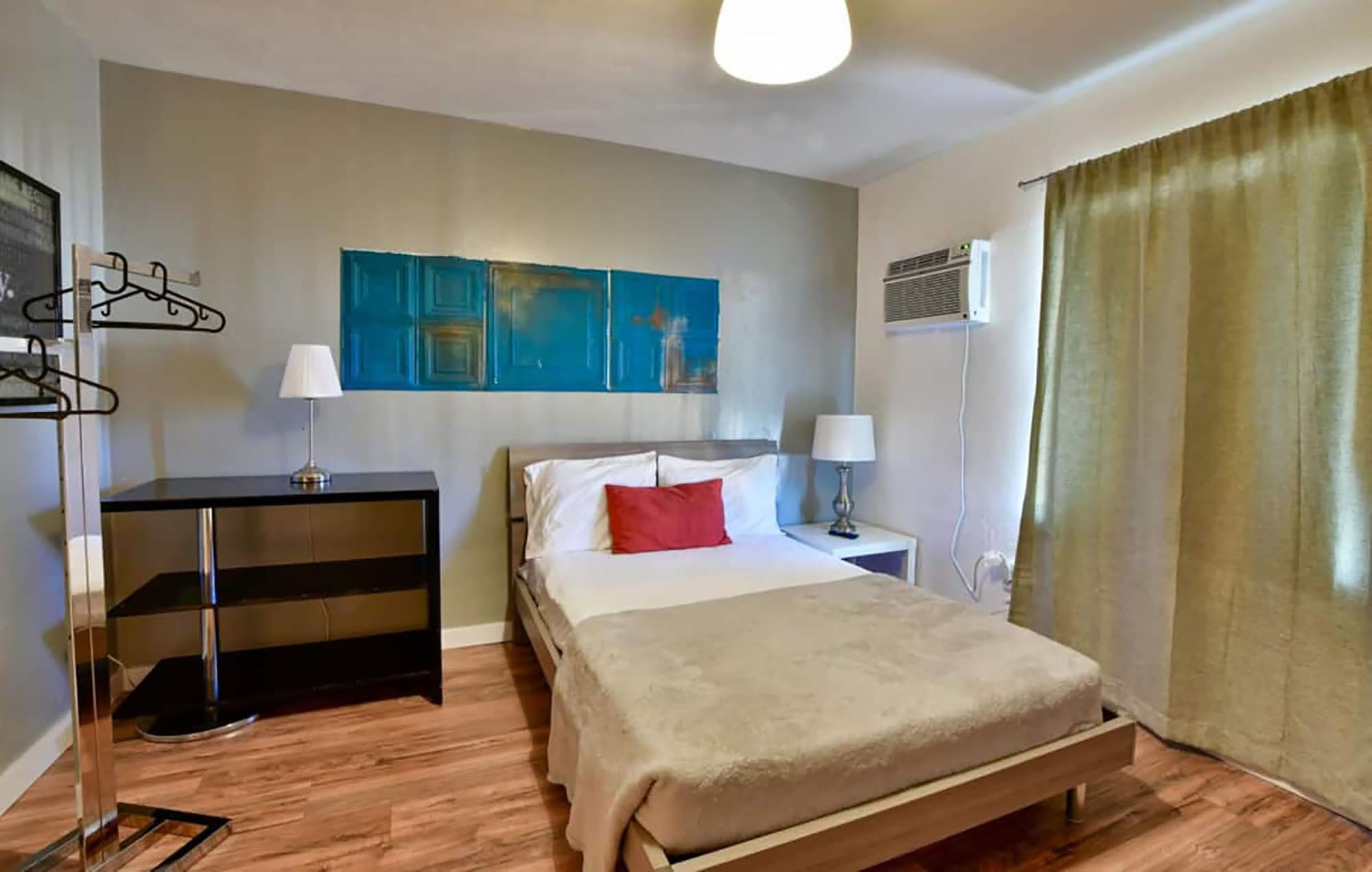 HIP, COOL, STUDIO, QUEEN BED