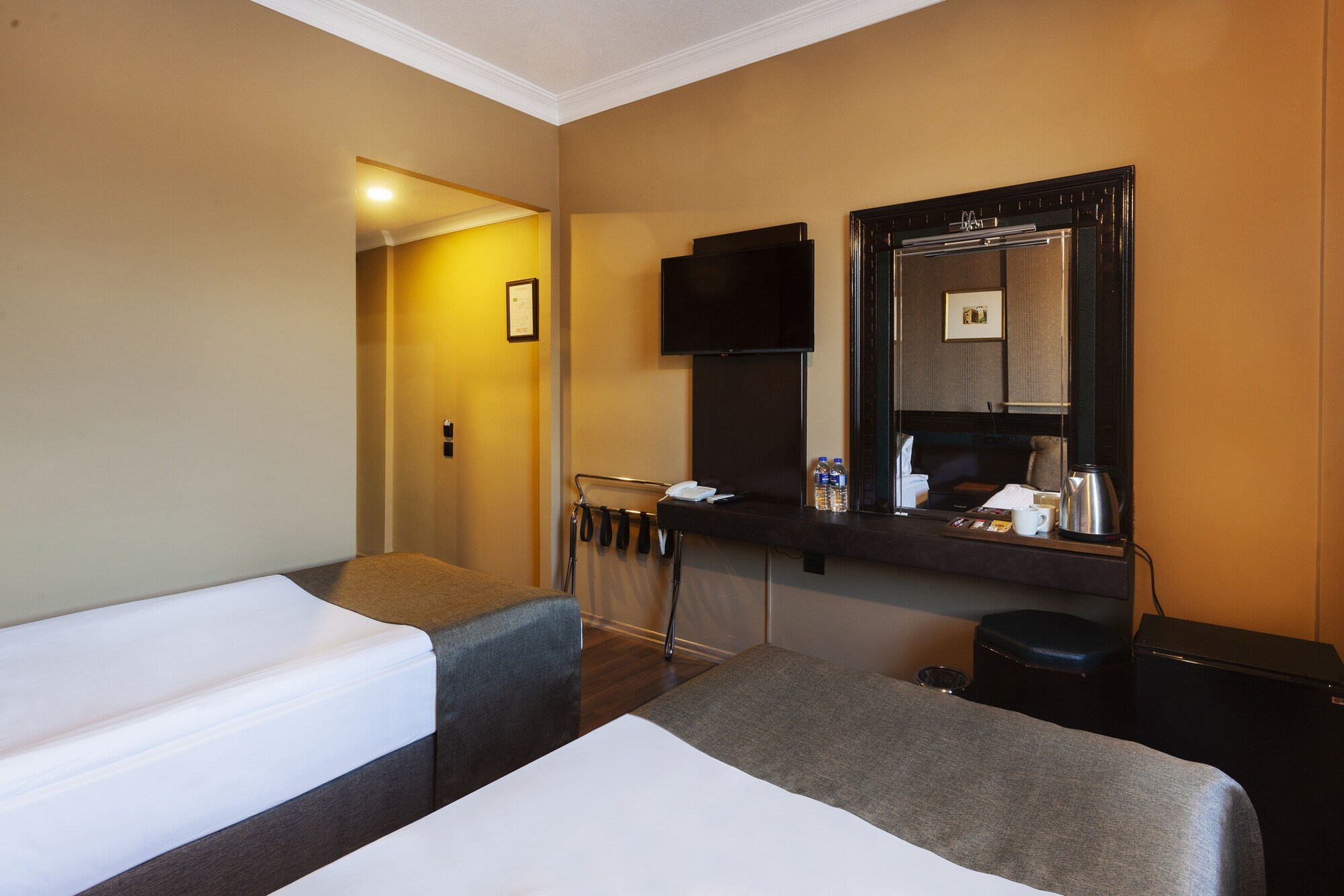 ROOM, TWIN BEDS