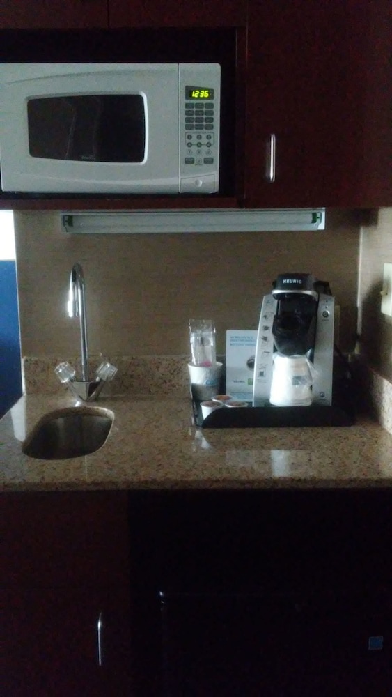 Holiday Inn Express Hotel And Suites Manchester Airport 24/72