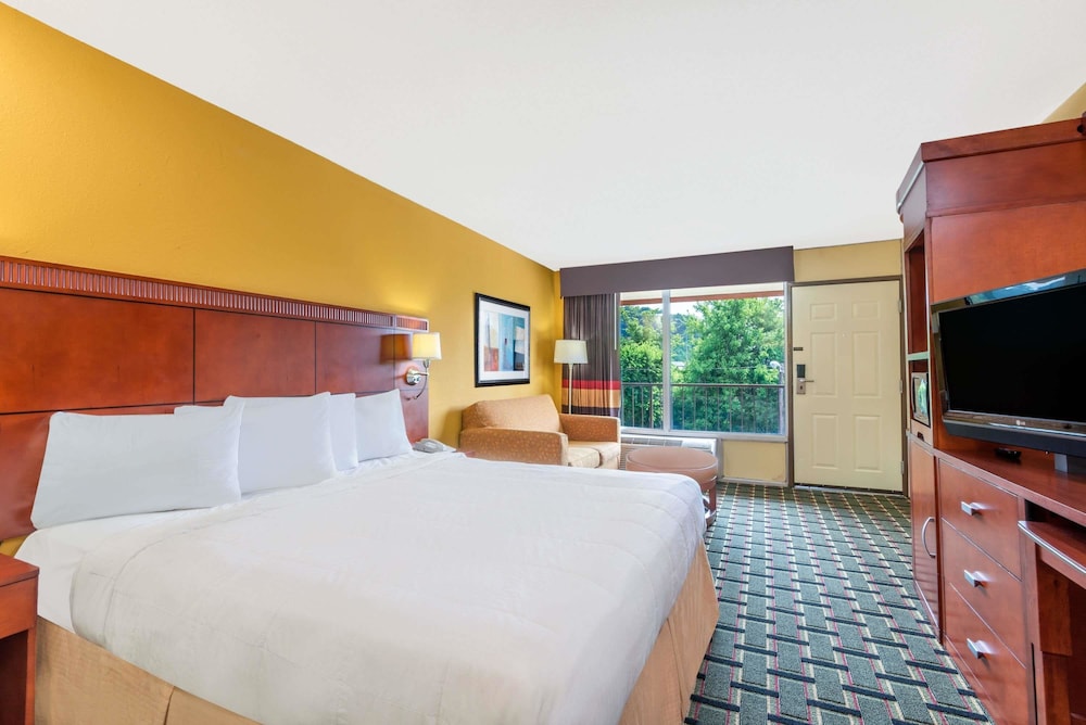 Days Inn by Wyndham Knoxville East 14/31