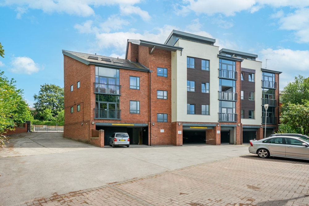 Roomzzz Leeds Headingley 42/49