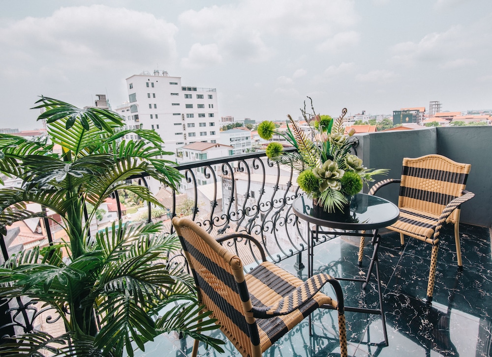 V Hotel 42/51