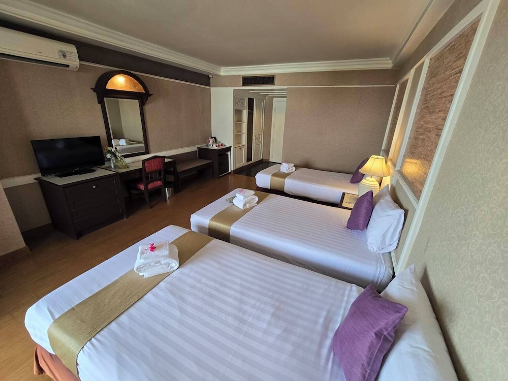 First Pacific Cirrus Hotel 23/50