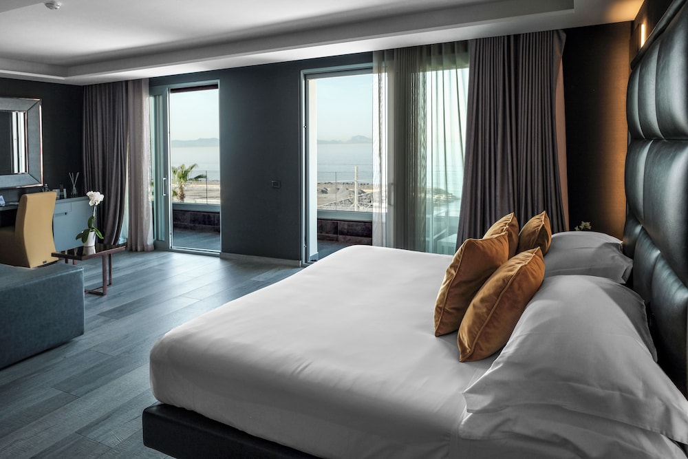 SUITE, KING AND TWIN BEDS, SEA VIEW