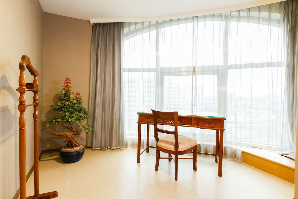 Highness Hotel 30/34