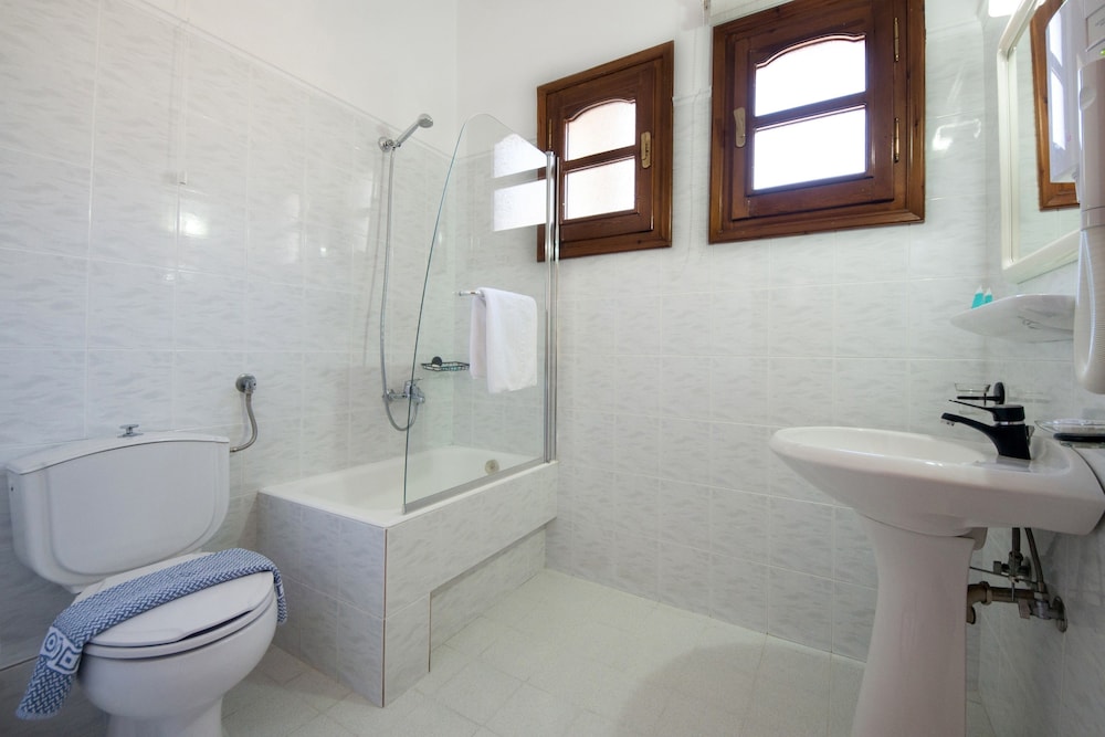 غرفة عائلية بسرير مزدوج وسريرين منفصلين، Hotel Kastraki 4/4