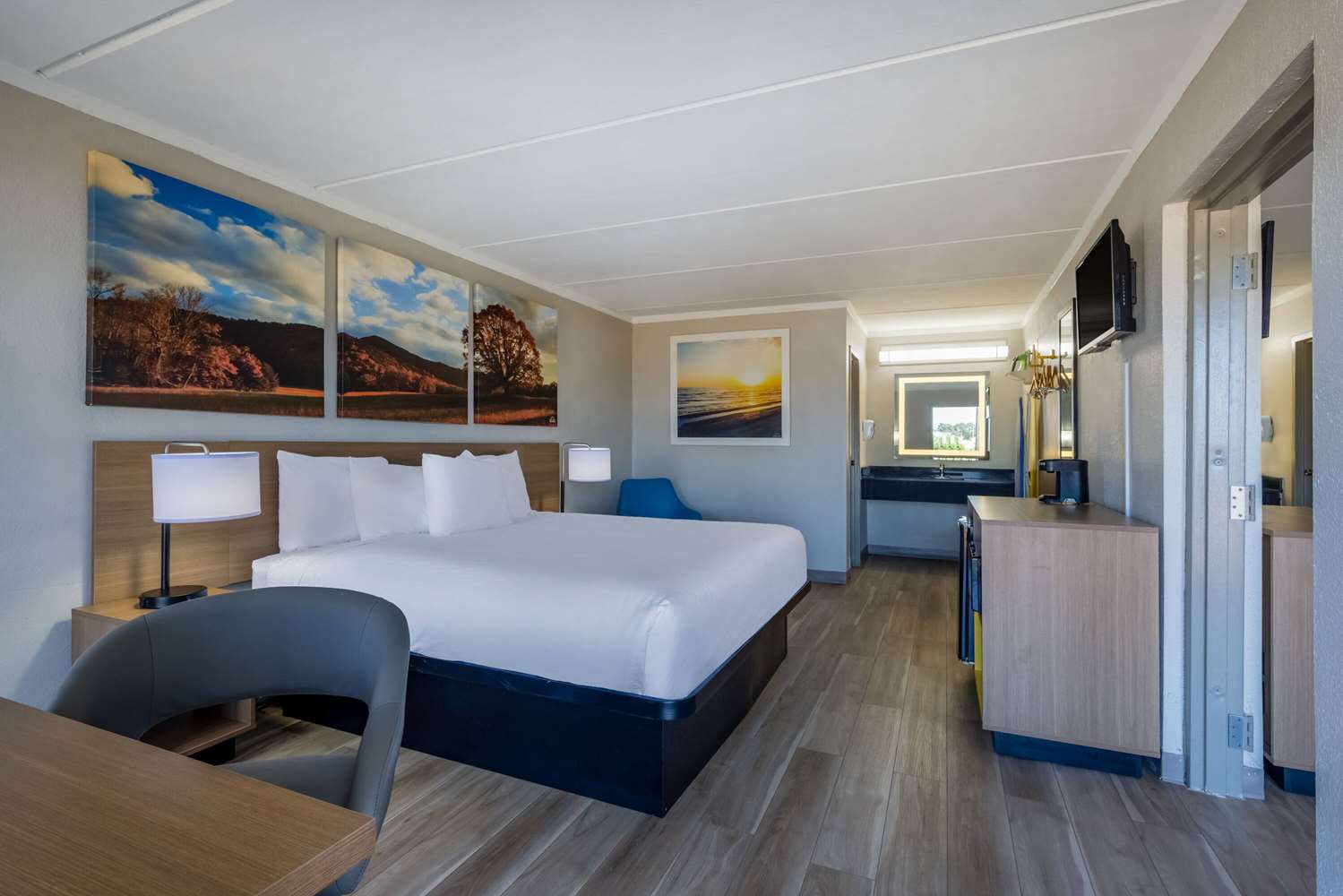 Days Inn & Suites by Wyndham Fort Bragg/Cross Creek Mall 21/41