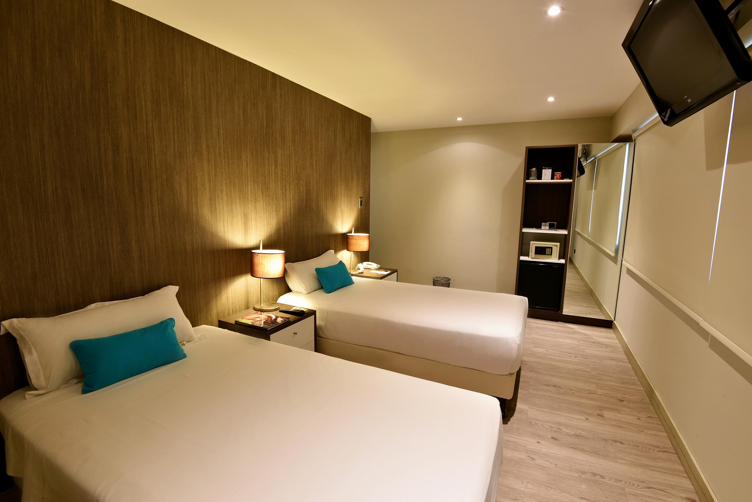 Superior, Twin Beds, Street View