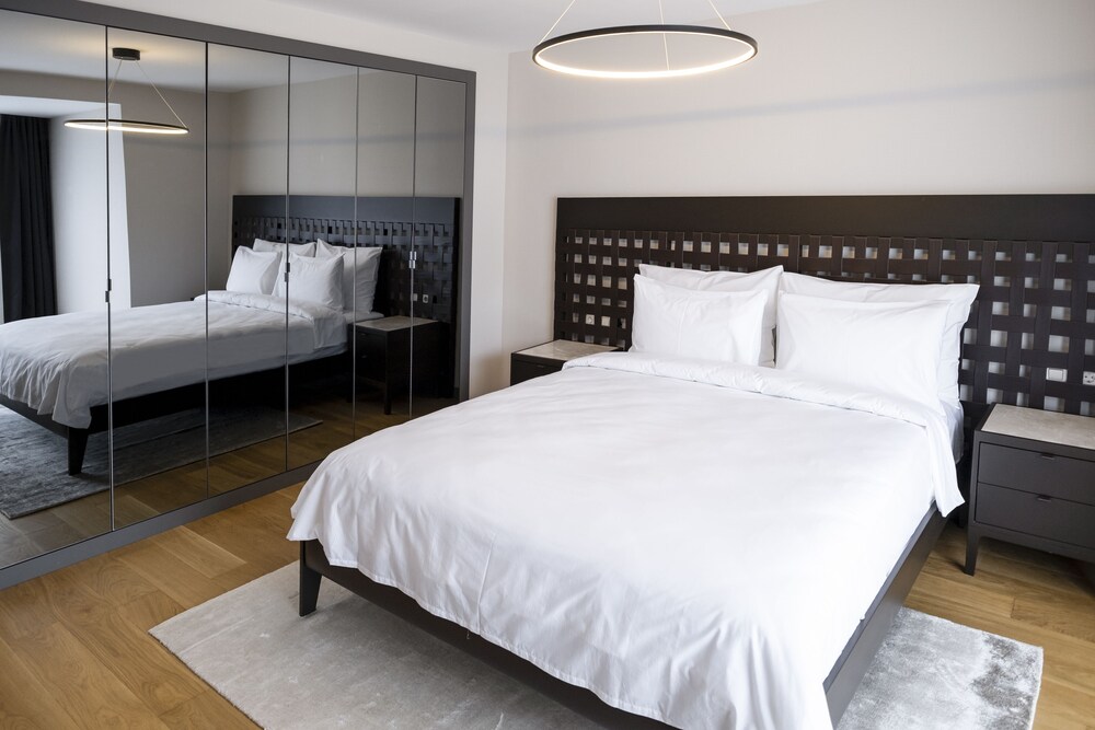 Sea, Suite, Twin Beds, King Bed, 2 Queen Beds 3/8
