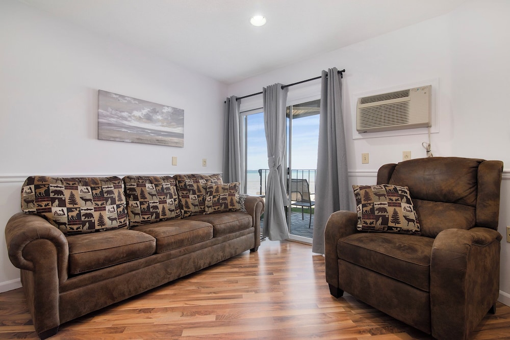 Pointes North Beachfront Hotel 46/72
