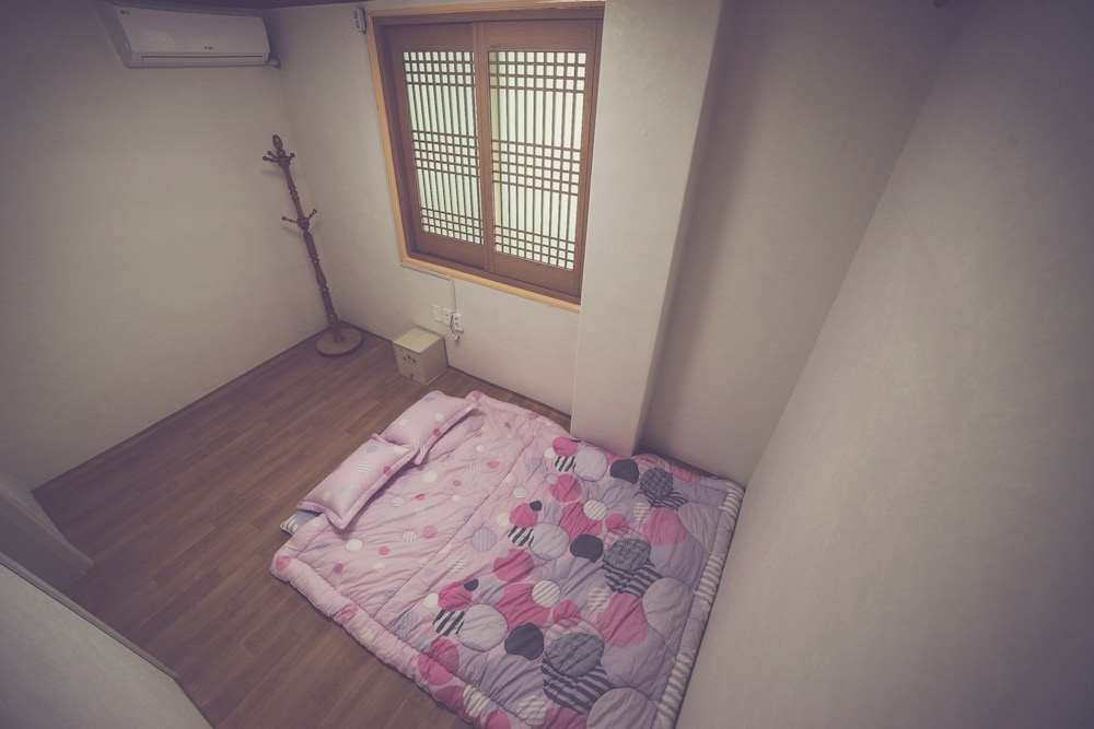 2 BEDROOMS, HOUSE, KITCHENETTE