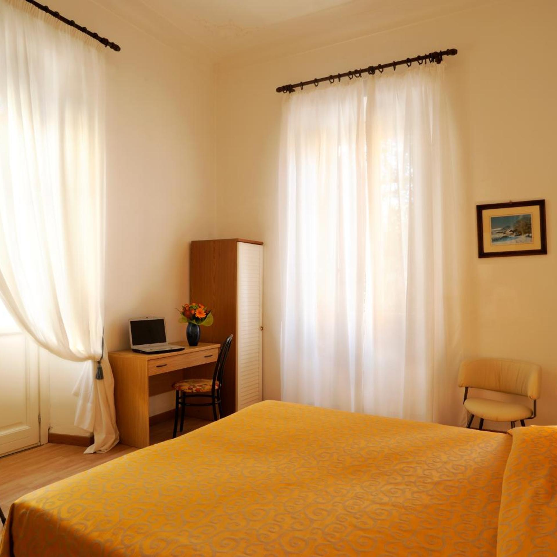 غرفة ثلاثية، Hotel Alfieri 3/9