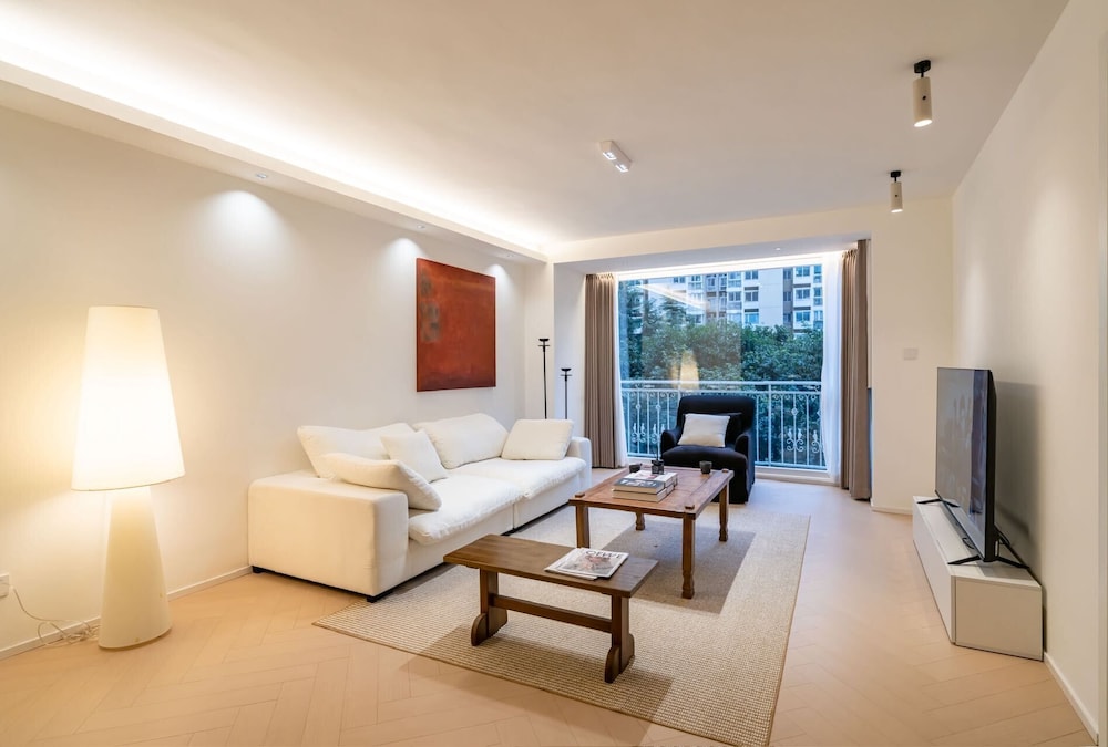 2 Bedrooms, Senior, Apartment, 1 Queen and 1 Double Bed، Book and Bed-People's Square 7/8
