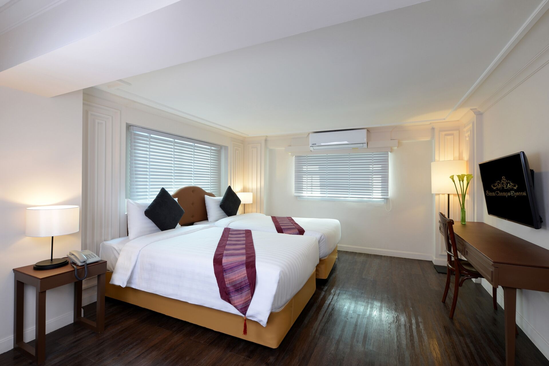 DELUXE, TWIN BEDS