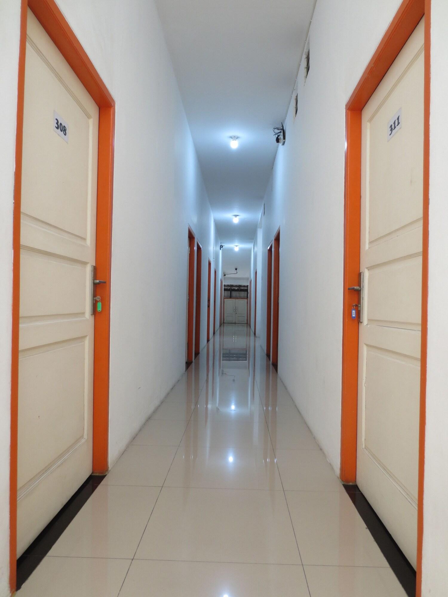 Oyo 111 Grand Palace Resident 17/21