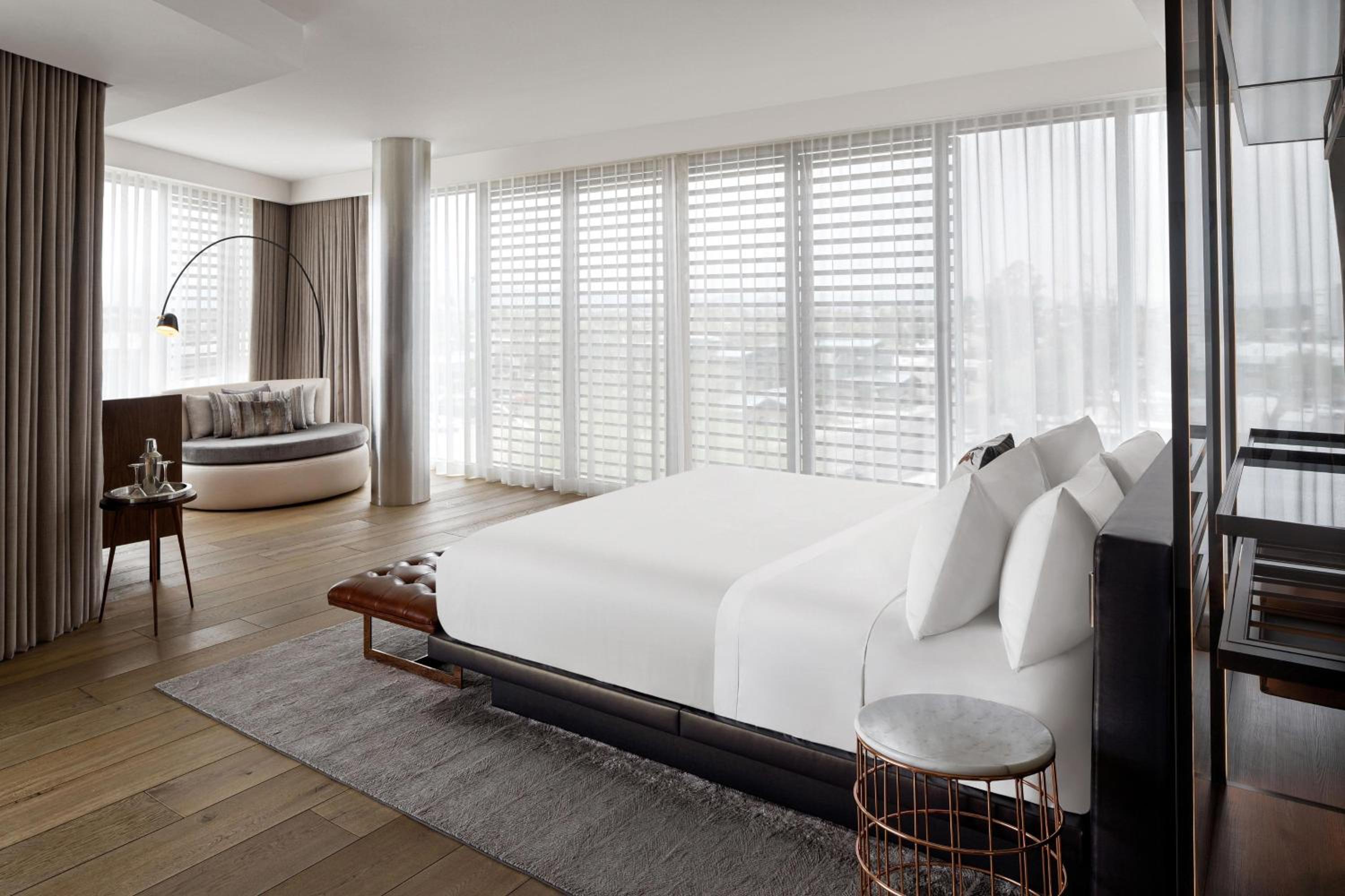 Cool, Junior Suite, King Bed, Balcony, Corner