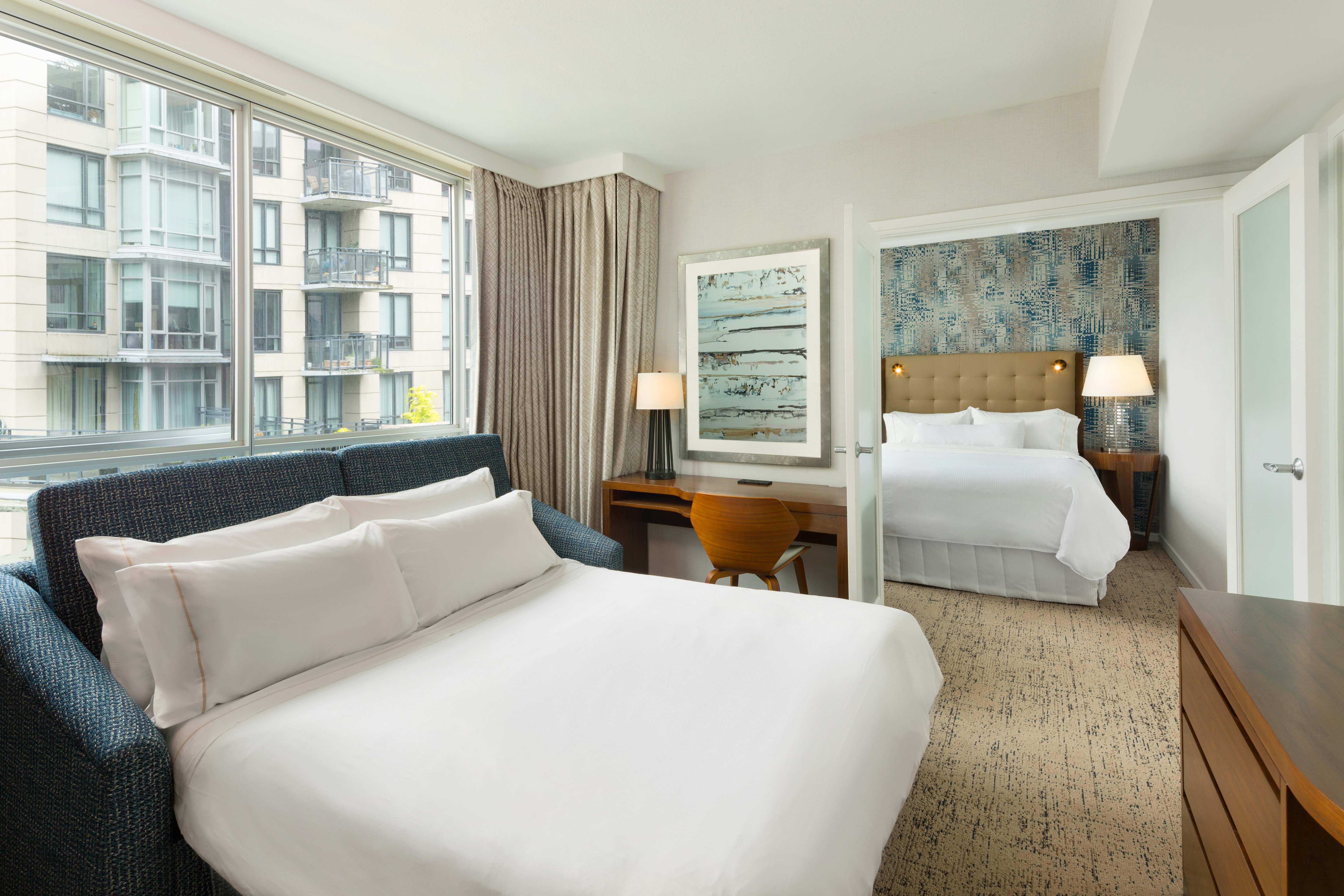 2 ROOMS, SUITE, QUEEN BED, CITY VIEW