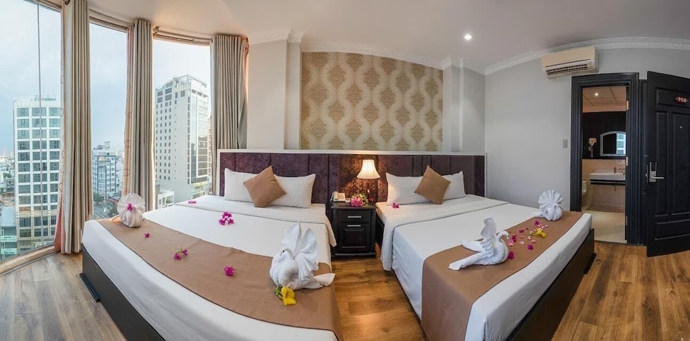 ROOM, QUADRUPLE, CITY VIEW
