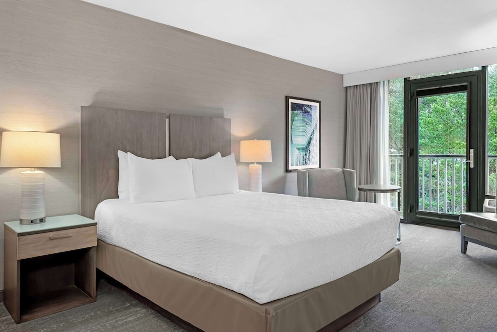 Standard, Queen Bed, Bathtub