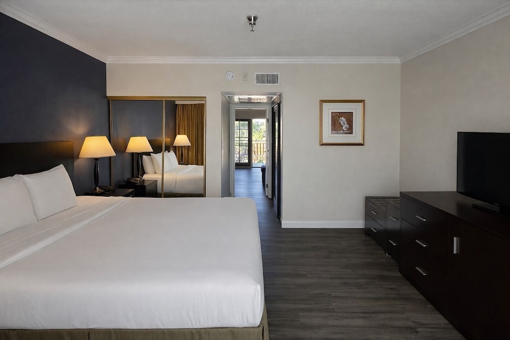 Buena Park Grand Hotel and Suites 17/75