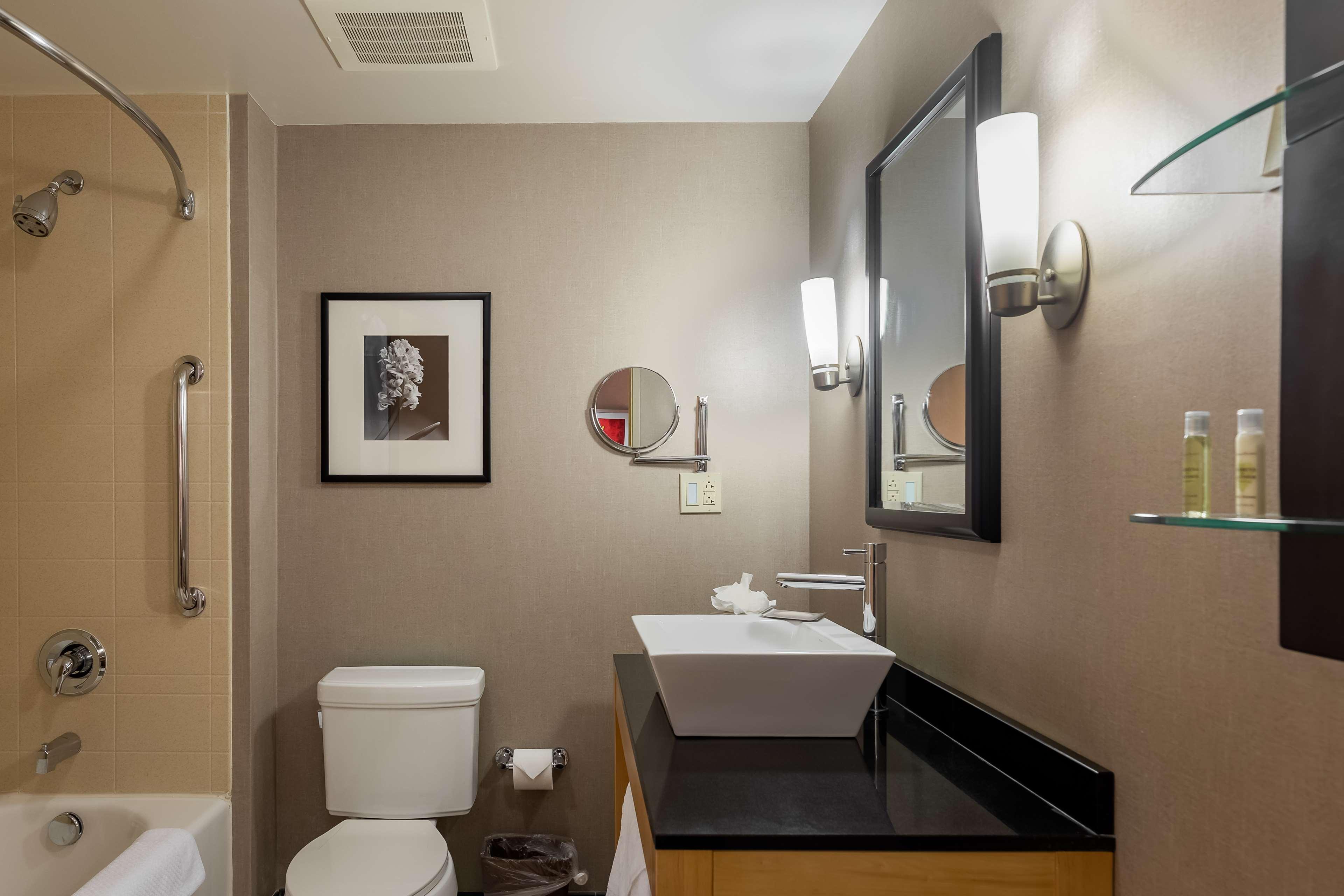 جناح ركني بسرير كينج بغرفتين مع أريكة، DoubleTree by Hilton Hotel Savannah Airport 3/3